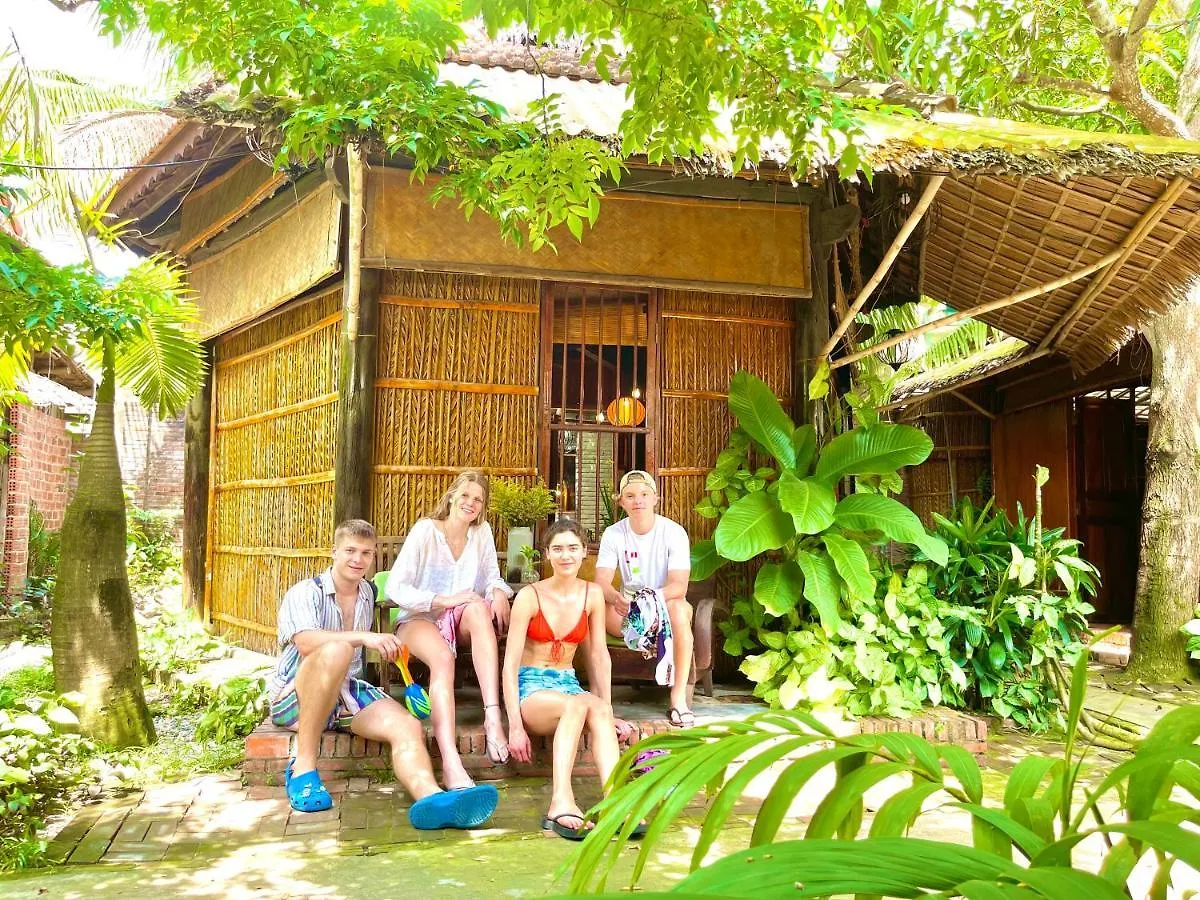 Under The Coconut Tree Hoi An Homestay 0*,